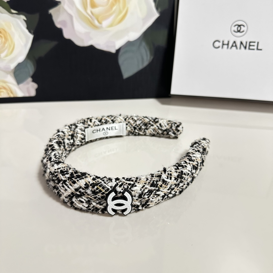 NO:586633,Specially equipped with counter packaging, Chanel's latest braided fragrant headband. Little fairies can get it now. Special material. No hair. Salty or sweet hairpins, hairpins, chanel, chanel, hairpins.19860909特 配专柜包装 Chanel（香奈儿）最新编织小香风发箍 小仙女快入手 特殊材质 不嘞头 可盐可甜发夹,发夹,chanel,chanel,hairpins,accessory