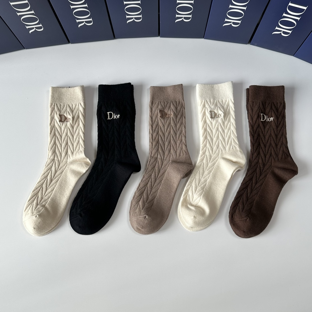NO:585096,Specially equipped with counter packaging DIOR's new mid-length cashmere socks!  Five pairs in a box, counter-synchronized tube socks, big brands out on the street, a must-have for fashionistas, super easy to match. Socks, stockings, socks, dior, dior, socks19860909特 配专柜包装 DIOR（迪奥）新款羊绒中长款堆堆袜袜子！一盒五双,专柜同步筒袜袜子,大牌出街,潮人必备超好搭.袜子,丝袜,袜子,dior,dior,socks,accessory