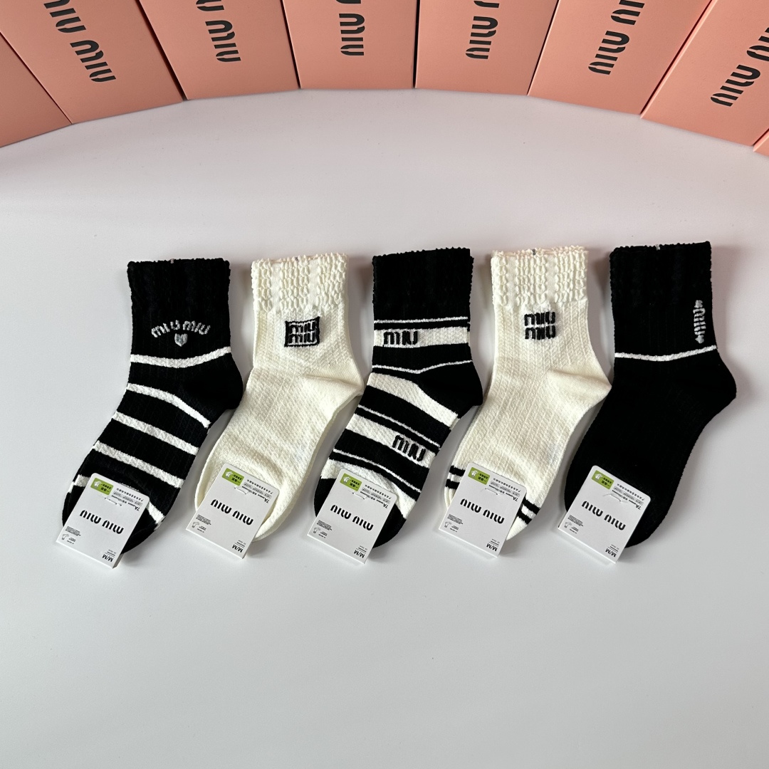 NO:585097,Specially packaged MiuMiu's new classic mid-length socks, pile socks!  Five pairs in a box, counter-synchronized tube socks, big brands out on the street, must-haves for fashionistas, super easy to match. Socks, stockings, socks, miumiu, socks19860909特 配包装 MiuMiu（缪缪）新款经典中长筒袜堆堆袜袜子！一盒五双, 专柜同步筒袜袜子,大牌出街,潮人必备超好搭.袜子,丝袜,袜子,miumiu,socks,accessory