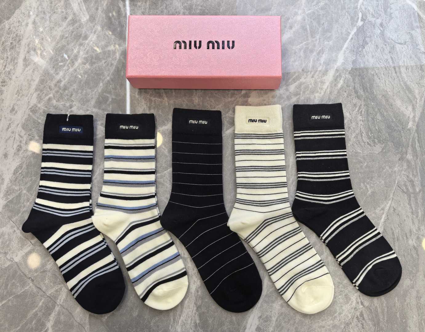 NO:585104,Special packaging MIUMIU's new embroidered mid-length pile socks!  Five pairs in a box, synchronized tube socks at the counter, big brands out on the street, must-have socks for fashionistas, stockings, socks, miumiu, socks19860909特 配包装 MIUMIU（缪缪） 新款刺绣中长款堆堆袜袜子！一盒五双, 专柜同步筒款袜子,大牌出街,潮人必备超好搭袜子,丝袜,袜子,miumiu,socks,accessory