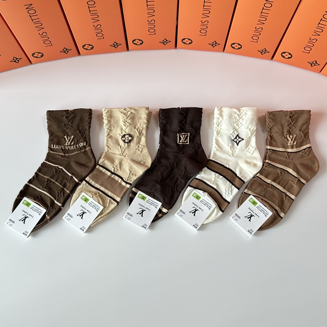 NO:585108,Specially equipped with counter packaging LV (Louis Vuitton) new mid-length socks and piles of socks!  Five pairs in a box, synchronized tube socks at the counter, big brands going out on the street, must-have socks for fashionistas, stockings, socks, louis vuitton, louis vuitton, socks19860909特 配专柜包装 LV（路易威登）新款中长筒袜堆堆袜袜子！一盒五双,专柜同步筒袜袜子,大牌出街,潮人必备超好搭袜子,丝袜,袜子,louis vuitton,louis vuitton,socks,accessory