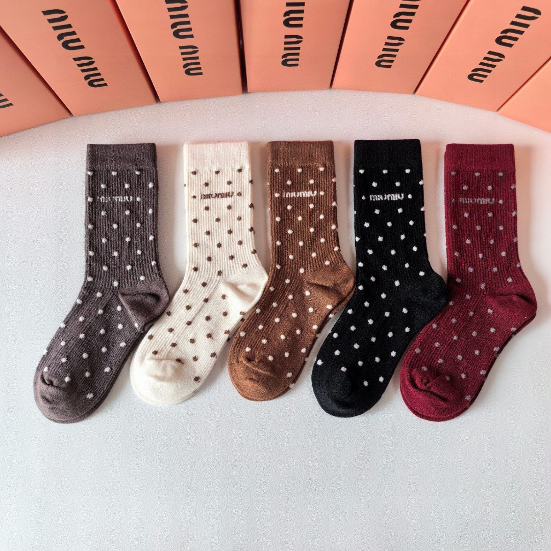 NO:585120,Special packaging MiuMiu's new mid-length cashmere pile socks!  Five pairs in a box, synchronized tube socks at the counter, big brands out on the street, must-have socks for fashionistas, stockings, socks, miumiu, socks19860909特 配包装 MiuMiu(缪缪)新款羊绒中长款堆堆袜袜子！一盒五双, 专柜同步筒款袜子,大牌出街,潮人必备超好搭袜子,丝袜,袜子,miumiu,socks,accessory