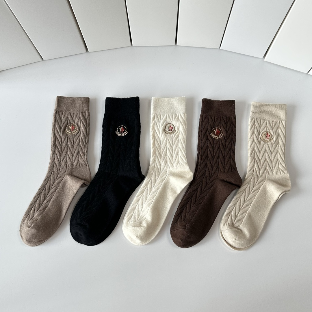 NO:585142,Special counter packaging MONCLER's latest cashmere embroidered mid-length pile socks!  Five pairs in a box, synchronized tube socks at the counter, big brands going out on the street, must-have socks for fashionistas, stockings, socks, Moncler, socks19860909特配专柜包装 MONCLER（蒙口）最新羊绒刺绣款中长款堆堆袜袜子！一盒五双,专柜同步筒袜袜子,大牌出街,潮人必备超好搭袜子,丝袜,袜子,Moncler,socks,accessory