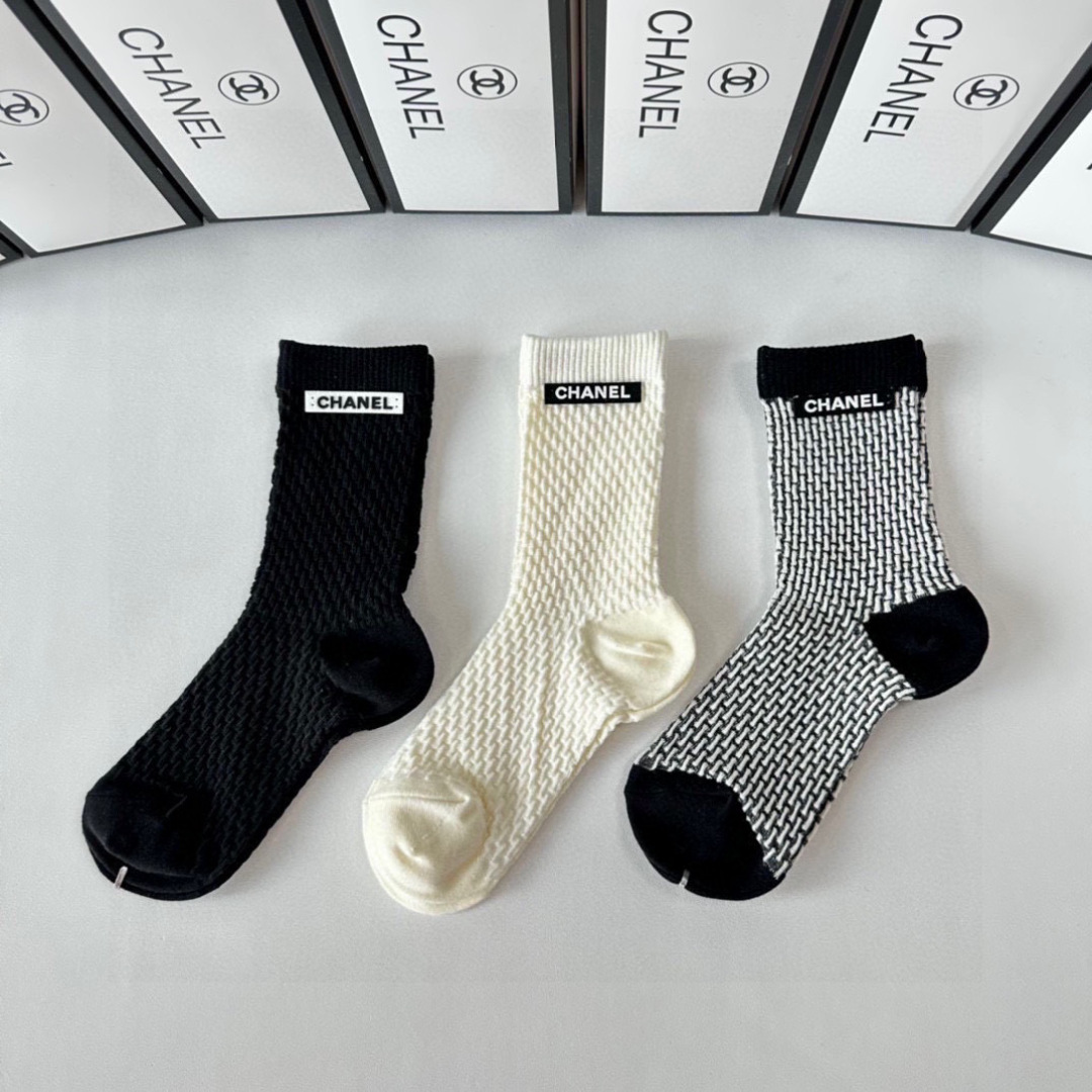 NO:585144,Special packaging Chanel (Chanel) new classic mid-length jewelry socks piles of socks!  Three pairs in a box, synchronized tube socks at the counter, big brands out on the street, a must-have for fashionistas, super easy to match. Socks, stockings, socks, chanel, chanel, socks19860909特配包装 Chanel（香奈儿）新款经典中长款饰品袜堆堆袜袜子！一盒三双, 专柜同步筒款袜子,大牌出街,潮人必备超好搭.袜子,丝袜,袜子,chanel,chanel,socks,accessory