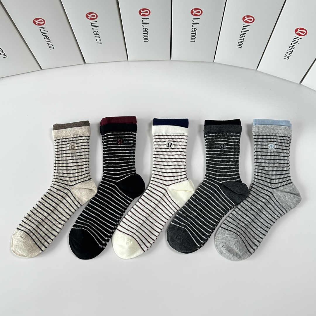 NO:585168,Specially packaged lululemon's new cashmere embroidered mid-length pile socks!  Five pairs in a box, synchronized tube socks at the counter, big brands going out on the street, must-have socks for fashionistas, stockings, socks, socks19860909特 配包装 lululemon 新款羊绒刺绣中长款堆堆袜袜子！一盒五双, 专柜同步筒款袜子,大牌出街,潮人必备超好搭袜子,丝袜,袜子,socks,accessory