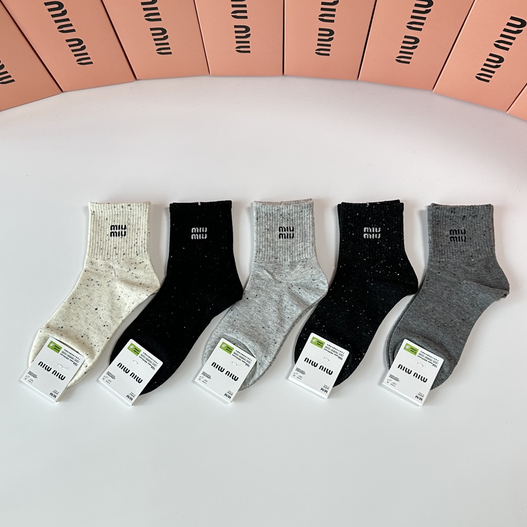 NO:585233,Specially packaged MiuMiu new mid-length pile socks!  Five pairs in a box, synchronized tube socks at the counter, big brands out on the street, must-have socks for fashionistas, stockings, socks, miumiu, socks19860909特配包装 MiuMiu（缪缪）新款中长款堆堆袜袜子！一盒五双, 专柜同步筒款袜子,大牌出街,潮人必备超好搭袜子,丝袜,袜子,miumiu,socks,accessory