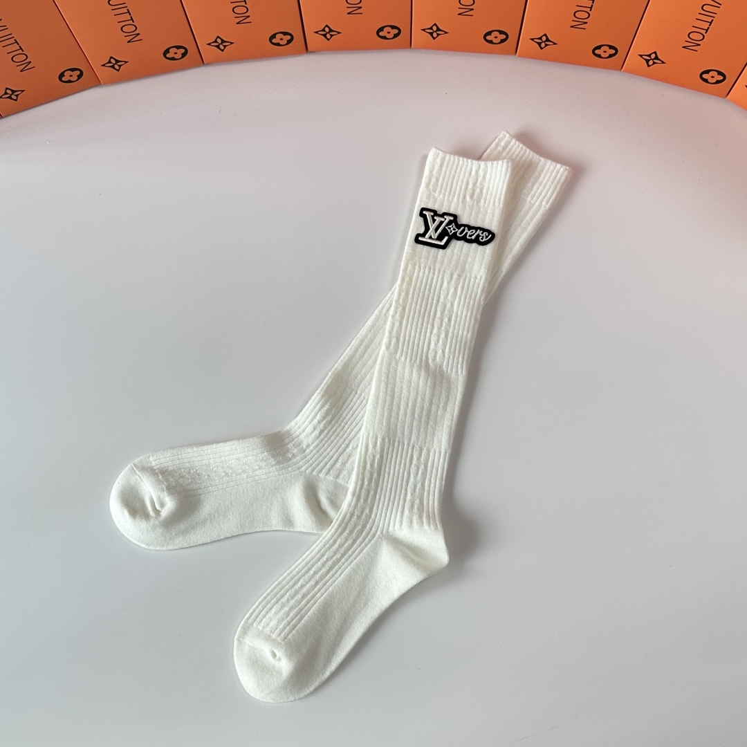 NO:585226,Specially packaged, LV (Louis Vuitton) hot-selling new double-needle cashmere stockings pile socks!  One pair in a box, synchronized tube socks at the counter, big brands out on the street, a must-have for fashionistas, super easy to match ~ socks, stockings, socks, louis vuitton, louis vuitton, socks19860909特 配包装 LV（路易威登）爆款出货 新款双针羊绒长袜堆堆袜袜子！一盒一双,专柜同步筒袜袜子,大牌出街,潮人必备超好搭～袜子,丝袜,袜子,louis vuitton,louis vuitton,socks,accessory