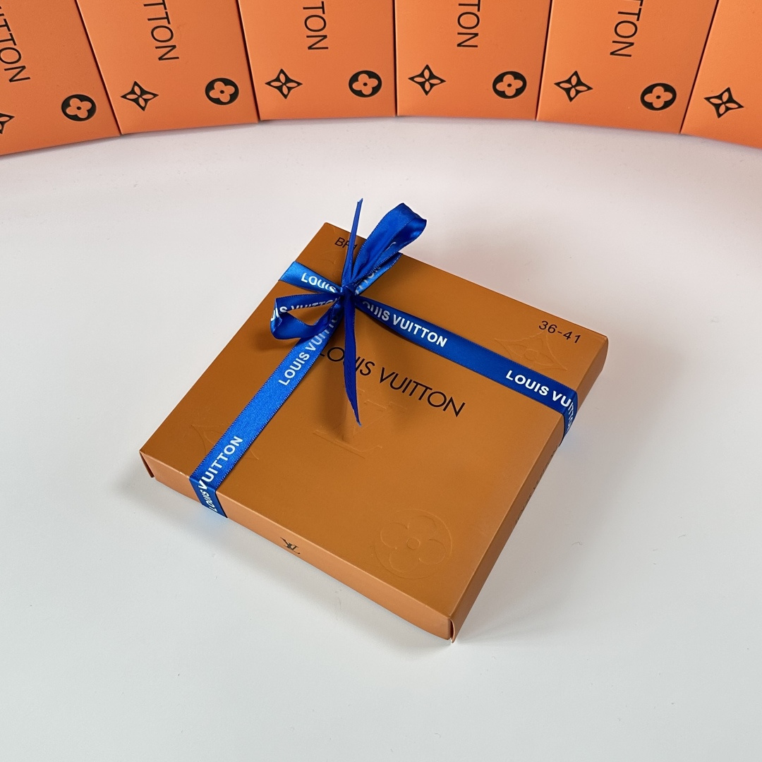 NO:585238,Special counter packaging LV (Louis Vuitton) new gift box mid-length pile socks!  Four pairs in a box, counter-synchronized tube socks, big brands out on the street, must-have socks for fashionistas, stockings, socks, louis vuitton, louis vuitton, socks19860909特配专柜包装 LV（路易威登）新款礼盒装中长款堆堆袜袜子！一盒四双,专柜同步筒袜袜子,大牌出街,潮人必备超好搭袜子,丝袜,袜子,louis vuitton,louis vuitton,socks,accessory