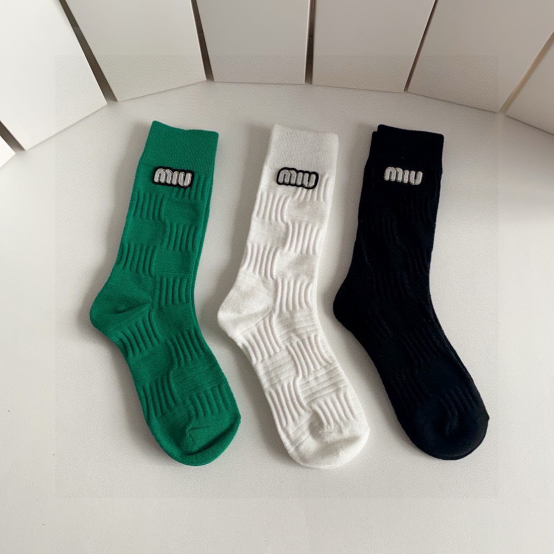 NO:585242,Specially packaged MiuMiu's new classic mid-length accessories socks!  Three pairs in a box, counter-synchronized tube socks, big brands out on the street, a must-have for fashionistas, super easy to match. Socks, stockings, socks, miumiu, socks19860909特 配包装 MiuMiu（缪缪）新款经典中长款饰品袜堆堆袜袜子！一盒三双, 专柜同步筒款袜子,大牌出街,潮人必备超好搭.袜子,丝袜,袜子,miumiu,socks,accessory