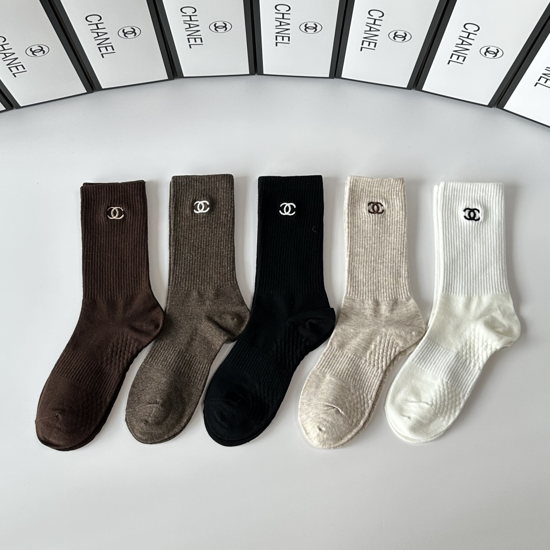 NO:585261,Specially equipped with counter packaging Chanel (Chanel) new embroidered mid-length pile socks!  Five pairs in a box, synchronized tube socks at the counter, big brands going out on the street, must-have socks for fashionistas, stockings, socks, chanel, chanel, socks19860909特 配专柜包装 Chanel（香奈儿）新款刺绣中长款堆堆袜袜子！一盒五双,专柜同步筒袜袜子,大牌出街,潮人必备超好搭袜子,丝袜,袜子,chanel,chanel,socks,accessory