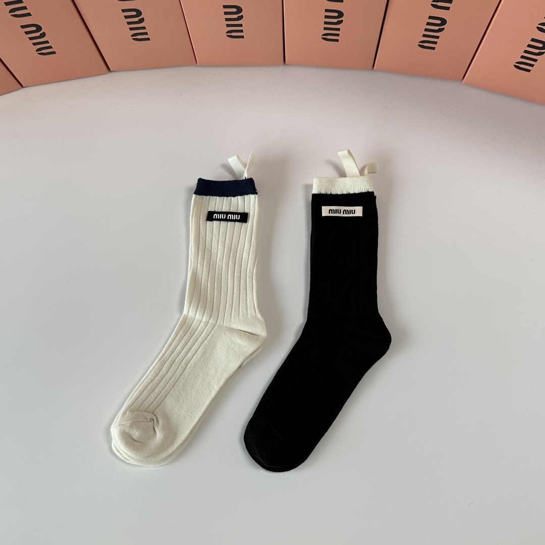 NO:585241,Specially packaged MiuMiu's new classic mid-length accessories socks!  Two pairs in a box, synchronized tube socks at the counter, big brands out on the street, a must-have for fashionistas, super easy to match. Socks, stockings, socks, miumiu, socks19860909特 配包装 MiuMiu（缪缪）新款经典中长款饰品袜堆堆袜袜子！一盒两双, 专柜同步筒款袜子,大牌出街,潮人必备超好搭.袜子,丝袜,袜子,miumiu,socks,accessory