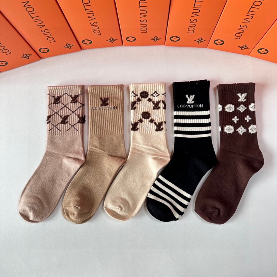 NO:585256,Specially equipped with counter packaging LV (Louis Vuitton) new cashmere mid-length socks!  Five pairs in a box, synchronized tube socks at the counter, big brands going out on the street, must-have socks for fashionistas, stockings, socks, louis vuitton, louis vuitton, socks19860909特 配专柜包装 LV（路易威登）新款羊绒中长筒堆堆袜袜子！一盒五双,专柜同步筒袜袜子,大牌出街,潮人必备超好搭袜子,丝袜,袜子,louis vuitton,louis vuitton,socks,accessory