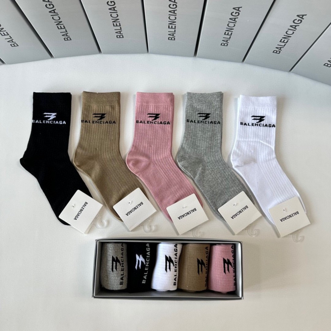 NO:585268,Special counter packaging Balenciaga's new mid-length pile socks!  Five pairs in a box, synchronized tube socks at the counter, big brands going out, must-have socks for fashionistas, stockings, socks, balenciaga, balenciaga, socks19860909特配专柜包装 Balenciaga（巴黎世家）新款中长款堆堆袜袜子！一盒五双,专柜同步筒袜袜子,大牌出街,潮人必备超好搭袜子,丝袜,袜子,balenciaga,balenciaga,socks,accessory