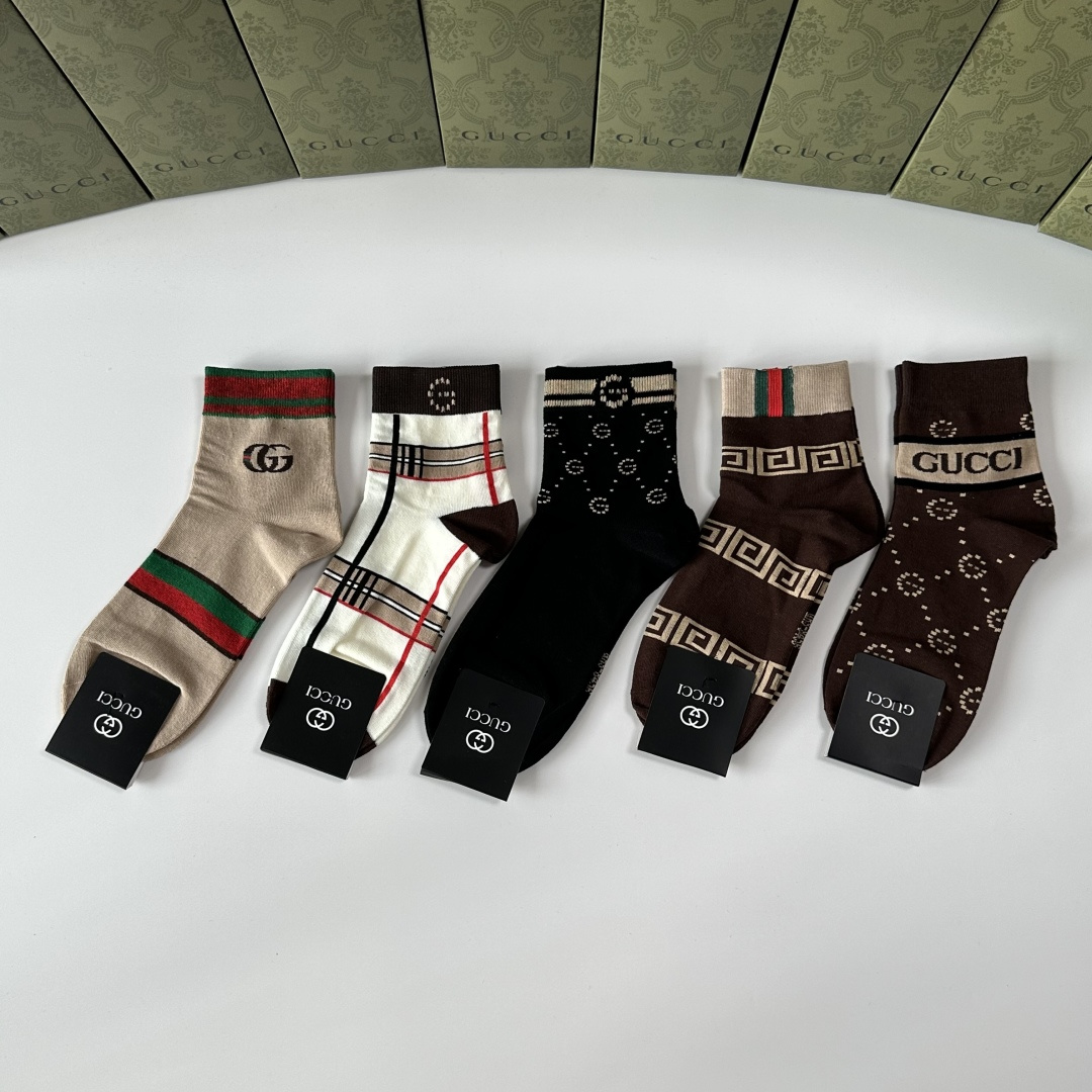 NO:585279,Specially equipped with counter packaging Gucci's new mid-length pile socks!  Five pairs in a box, counter-synchronized tube socks, big brands out on the street, a must-have for fashionistas, super easy to match. Socks, stockings, socks, gucci, gucci, socks19860909特 配专柜包装 Gucci（古驰）新款中长款堆堆袜袜子！一盒五双,专柜同步筒袜袜子,大牌出街,潮人必备超好搭.袜子,丝袜,袜子,gucci,gucci,socks,accessory