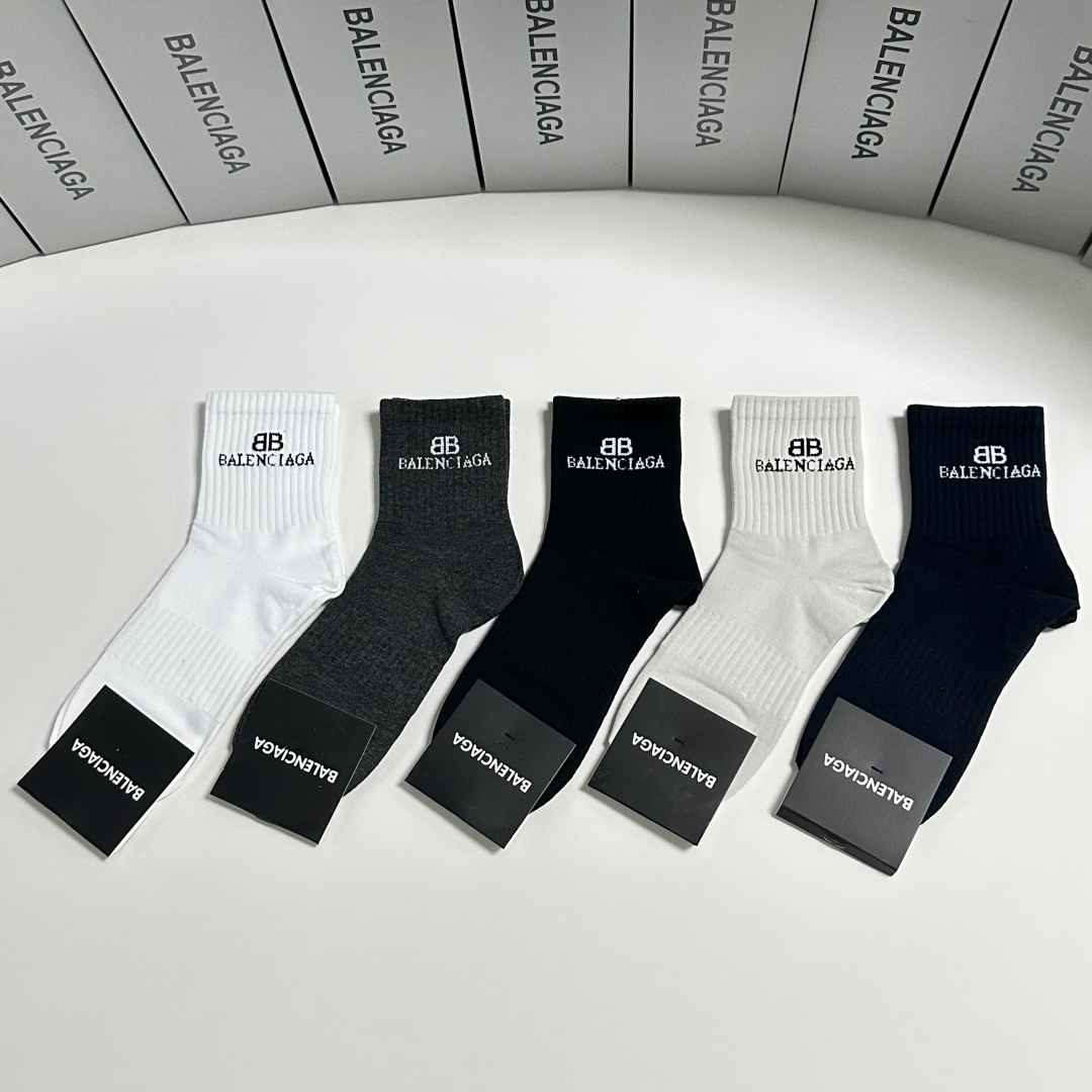 NO:585286,Specially equipped with counter packaging Balenciaga's new mid-length pile socks!  Five pairs in a box, counter-synchronized tube socks, big brands out on the street, a must-have for fashionistas, super easy to match. Socks, stockings, socks, balenciaga, balenciaga, socks19860909特 配专柜包装 Balenciaga（巴黎世家）新款中长款堆堆袜袜子！一盒五双,专柜同步筒袜袜子,大牌出街,潮人必备超好搭.袜子,丝袜,袜子,balenciaga,balenciaga,socks,accessory