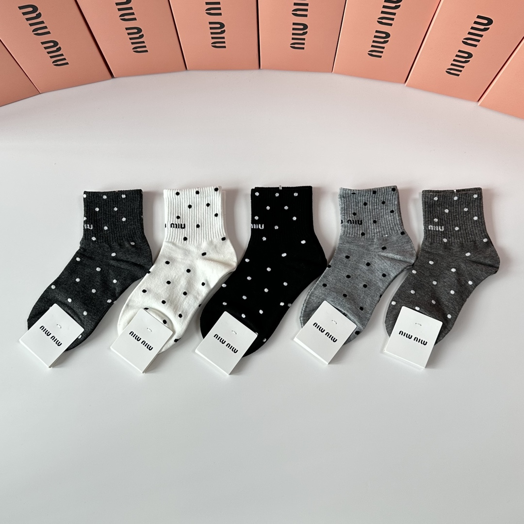 NO:585301,Special packaging MiuMiu's new mid-length pile socks!  Five pairs in a box, synchronized tube socks at the counter, big brands out on the street, must-have socks for fashionistas, stockings, socks, miumiu, socks19860909特 配包装 MiuMiu（缪缪）新款中长款堆堆袜袜子！一盒五双, 专柜同步筒款袜子,大牌出街,潮人必备超好搭袜子,丝袜,袜子,miumiu,socks,accessory