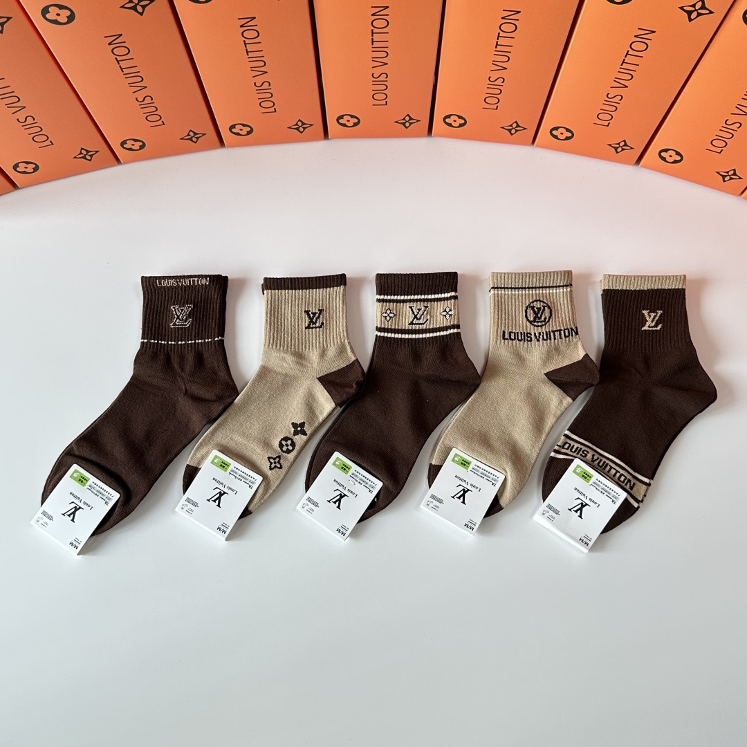 NO:585304,Special counter packaging LV (Louis Vuitton) new mid-length pile socks!  Five pairs in a box, synchronized tube socks at the counter, big brands going out on the street, must-have socks for fashionistas, stockings, socks, louis vuitton, louis vuitton, socks19860909特配专柜包装 Lv（路易威登）新款中长款堆堆袜袜子！一盒五双,专柜同步筒袜袜子,大牌出街,潮人必备超好搭袜子,丝袜,袜子,louis vuitton,louis vuitton,socks,accessory