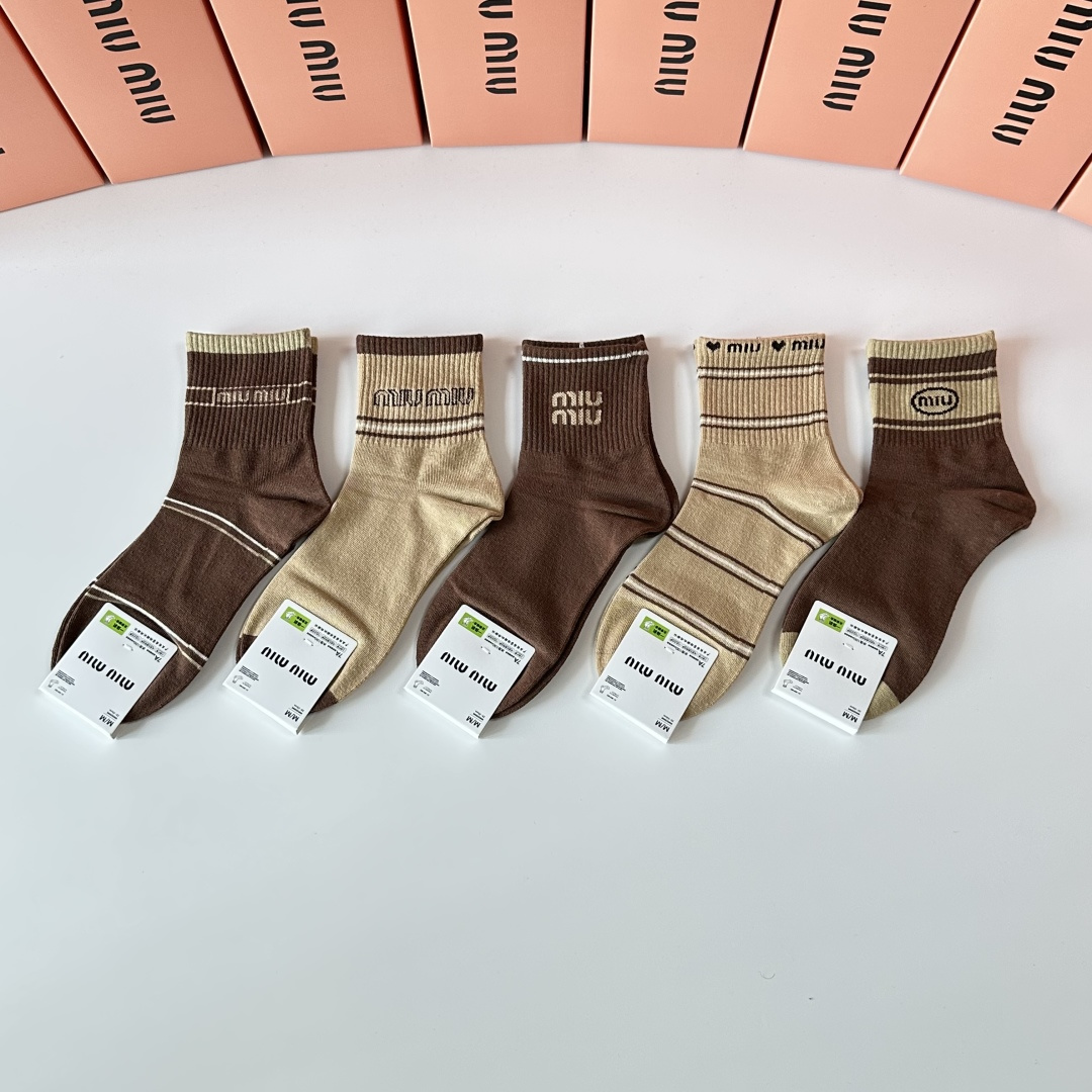 NO:585307,Special counter packaging MiuMiu's new mid-length socks!  Five pairs in a box, synchronized tube socks at the counter, big brands going out on the street, must-have socks for fashionistas, stockings, socks, miumiu, socks19860909特配专柜包装 MiuMiu（缪缪）新款中长款堆堆袜袜子！一盒五双,专柜同步筒袜袜子,大牌出街,潮人必备超好搭袜子,丝袜,袜子,miumiu,socks,accessory