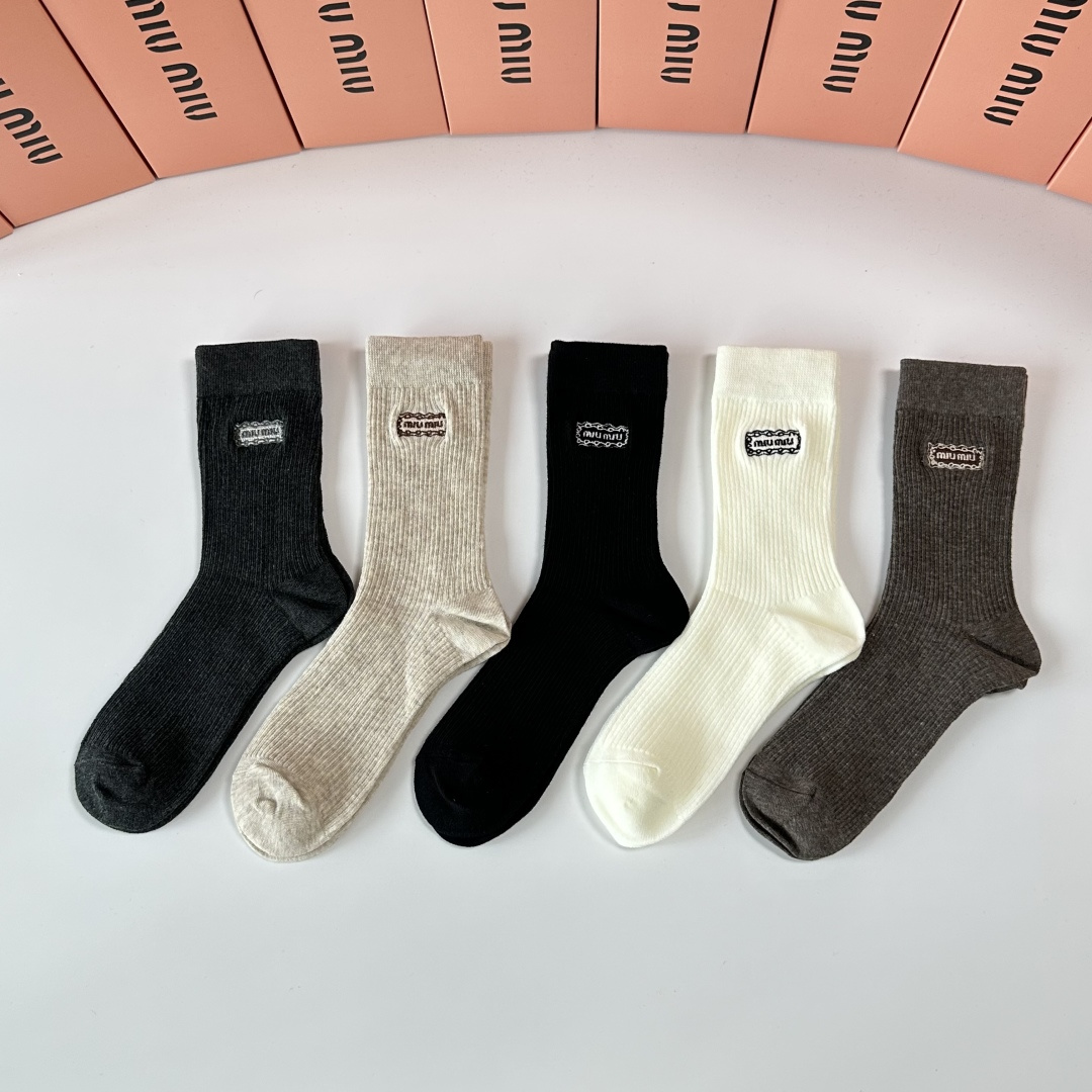 NO:585296,Specially equipped with counter packaging MiuMiu's new cashmere embroidered mid-length socks!  Five pairs in a box, synchronized tube socks at the counter, big brands going out on the street, must-have socks for fashionistas, stockings, socks, miumiu, socks19860909特 配专柜包装 MiuMiu（缪缪）新款羊绒刺绣中长筒堆堆袜袜子！一盒五双,专柜同步筒袜袜子,大牌出街,潮人必备超好搭袜子,丝袜,袜子,miumiu,socks,accessory