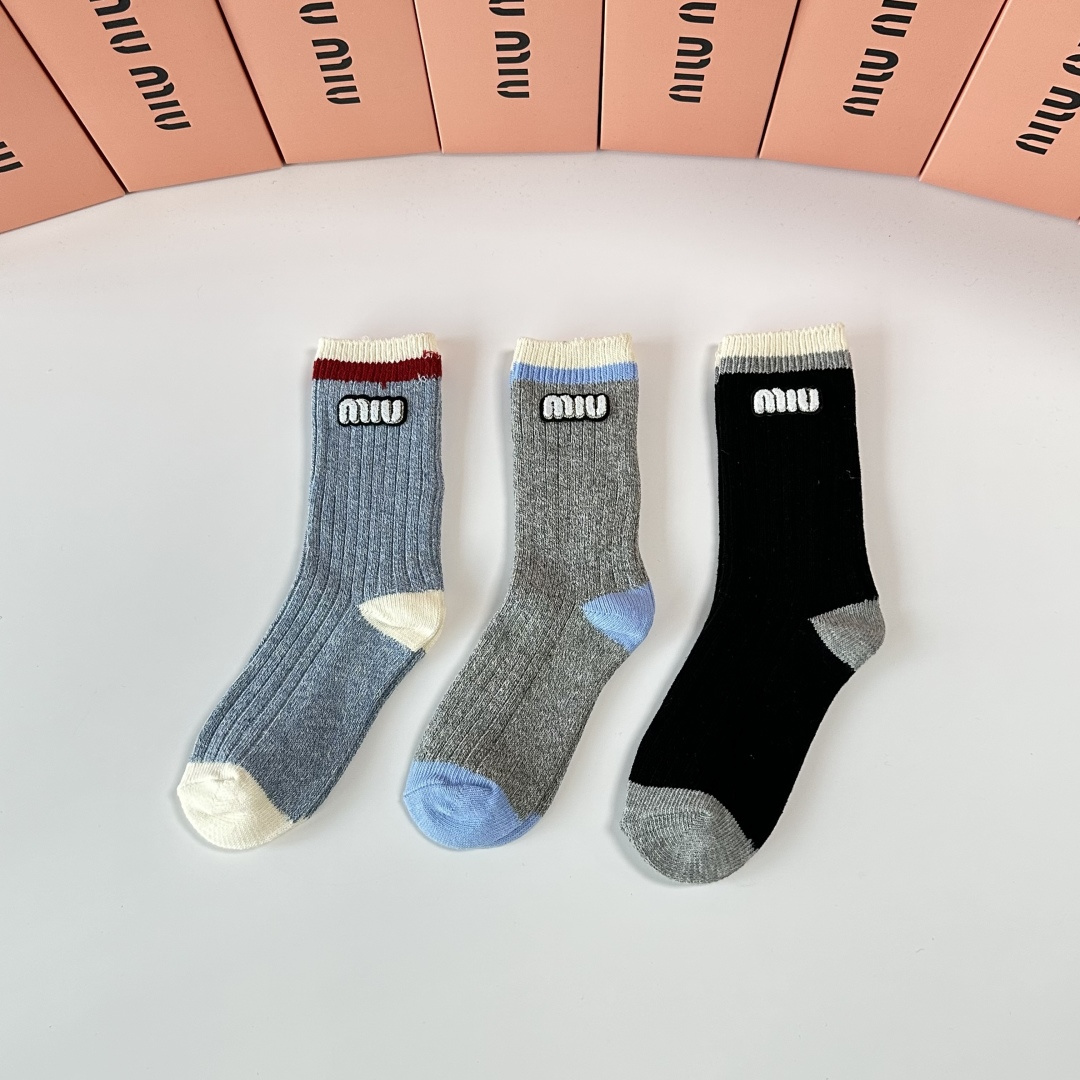 NO:585308,Specially packaged MiuMiu's new classic mid-length accessories socks!  Three pairs in a box, counter-synchronized tube socks, big brands out on the street, a must-have for fashionistas, super easy to match. Socks, stockings, socks, miumiu, socks19860909特 配包装 MiuMiu（缪缪）新款经典中长款饰品袜堆堆袜袜子！一盒三双, 专柜同步筒款袜子,大牌出街,潮人必备超好搭.袜子,丝袜,袜子,miumiu,socks,accessory