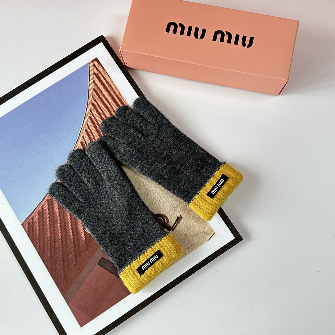 NO:584092,Specially packaged MiuMiu new gloves, fashionable gloves, a must-have for autumn and winter, classic, simple, ultra-comfortable, soft and versatile!  gloves, gloves, miumiu, gloves19860909特 配包装 MiuMiu（缪缪）新品手套,时尚手套,秋冬必备,经典简洁上手超舒适柔软、百搭！手套,手套,miumiu,gloves,accessory