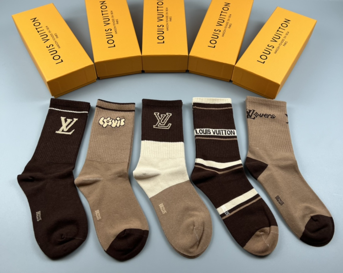 NO:586131,Specially equipped with counter packaging LV (Louis Vuitton) new mid-length pile socks!  Five pairs in a box, counter-synchronized tube socks, big brands out on the street, a must-have for fashionistas, super easy to match. Socks, stockings, socks, louis vuitton, louis vuitton, socks19860909特 配专柜包装 LV（路易威登）新款中长款堆堆袜袜子！一盒五双,专柜同步筒袜袜子,大牌出街,潮人必备超好搭.袜子,丝袜,袜子,louis vuitton,louis vuitton,socks,accessory