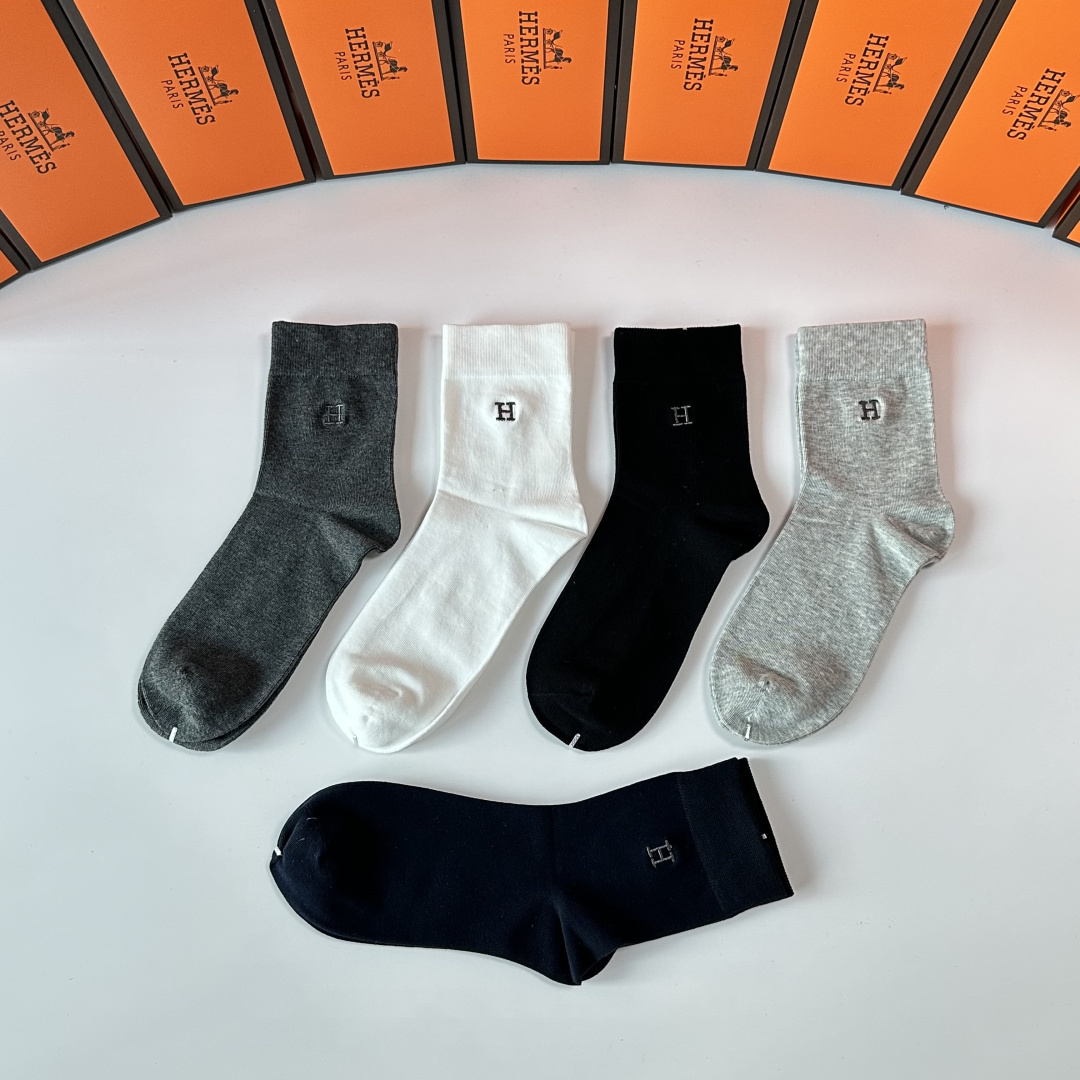 💛配包装Hermes （爱马仕）新款刺绣中长款堆堆袜袜子！高端定制，一盒五双， 专柜同步筒款袜子，💛大牌