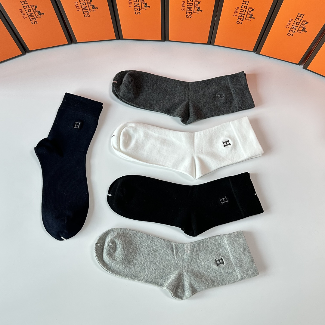 💛配包装Hermes （爱马仕）新款刺绣中长款堆堆袜袜子！高端定制，一盒五双， 专柜同步筒款袜子，💛大牌