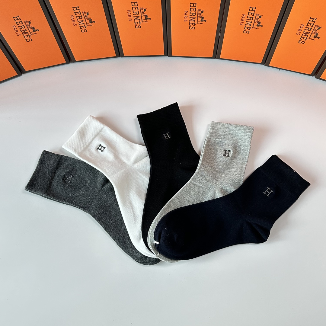 💛配包装Hermes （爱马仕）新款刺绣中长款堆堆袜袜子！高端定制，一盒五双， 专柜同步筒款袜子，💛大牌
