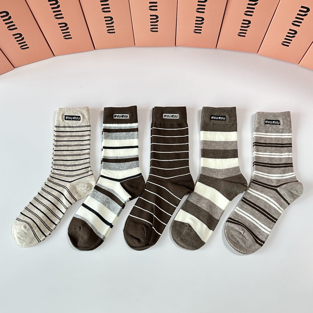 NO:586099,Specially equipped with counter packaging MiuMiu's new embroidered mid-length pile socks!  Five pairs in a box, synchronized tube socks at the counter, big brands going out on the street, must-have socks for fashionistas, stockings, socks, miumiu, socks19860909特 配专柜包装 MiuMiu（缪缪）新款刺绣中长款堆堆袜袜子！一盒五双,专柜同步筒袜袜子,大牌出街,潮人必备超好搭袜子,丝袜,袜子,miumiu,socks,accessory