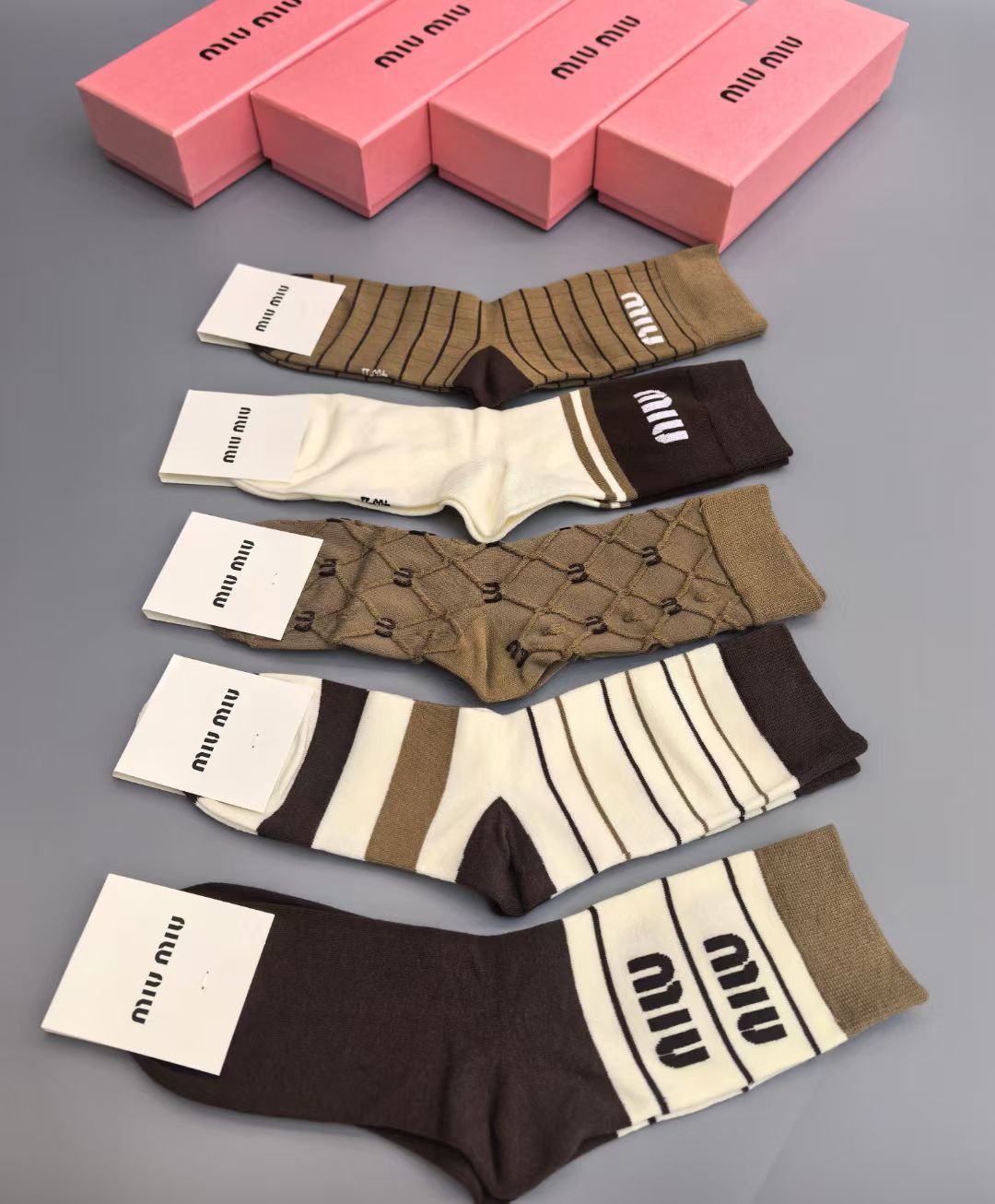 NO:585766,Special packaging MIUMIU's new mid-length socks!  Five pairs in a box, synchronized tube socks at the counter, big brands out on the street, must-have socks for fashionistas, stockings, socks, miumiu, socks19860909特 配包装 MIUMIU（缪缪）新款中长筒款堆堆袜袜子！一盒五双, 专柜同步筒款袜子,大牌出街,潮人必备超好搭袜子,丝袜,袜子,miumiu,socks,accessory