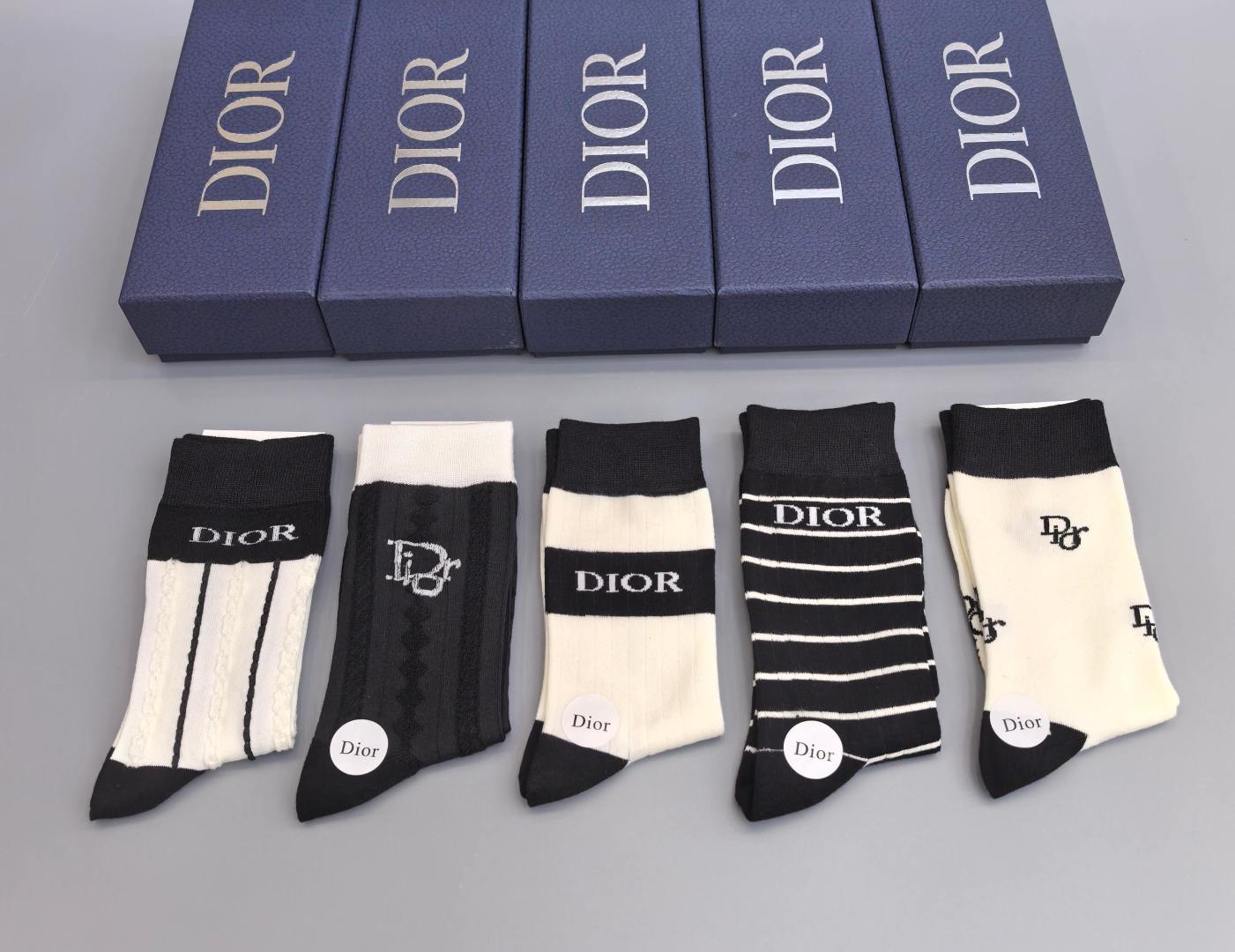 NO:585770,Specially packaged DIOR's new mid-length socks!  Five pairs in a box, synchronized tube socks at the counter, big brands out on the street, must-have socks for fashionistas, stockings, socks, dior, dior, socks19860909特 配包装 DIOR（迪奥）新款中长筒款堆堆袜袜子！一盒五双, 专柜同步筒款袜子,大牌出街,潮人必备超好搭袜子,丝袜,袜子,dior,dior,socks,accessory