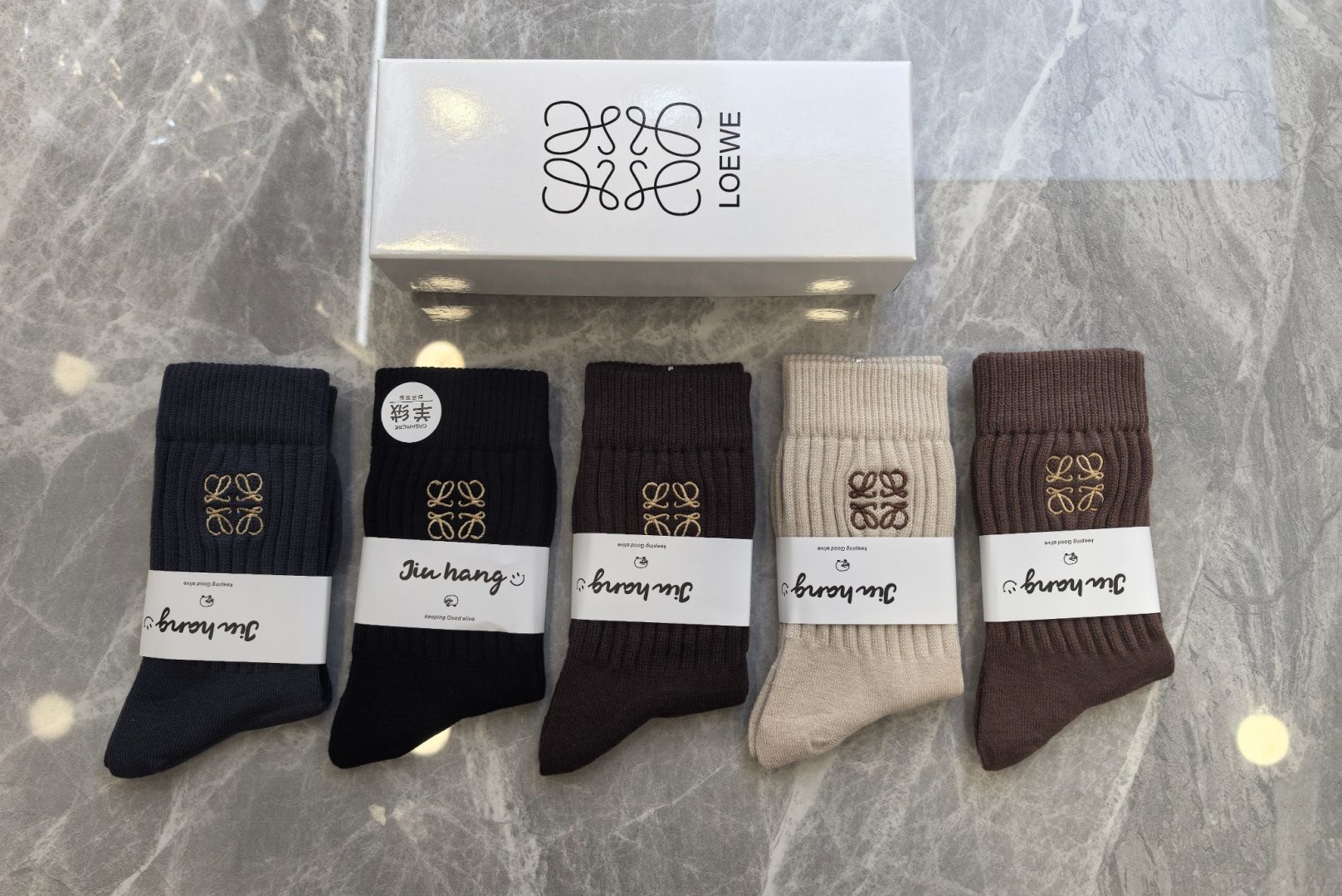 NO:585776,Special counter packaging for LOEWE's new cashmere embroidered mid-length socks!  Five pairs in a box, synchronized tube socks at the counter, big brands going out, must-have socks for fashionistas, stockings, socks, loewe, loewe, socks19860909特配专柜包装 LOEWE（罗意威）新款羊绒刺绣中长筒袜堆堆袜袜子！一盒五双,专柜同步筒袜袜子,大牌出街,潮人必备超好搭袜子,丝袜,袜子,loewe,loewe,socks,accessory