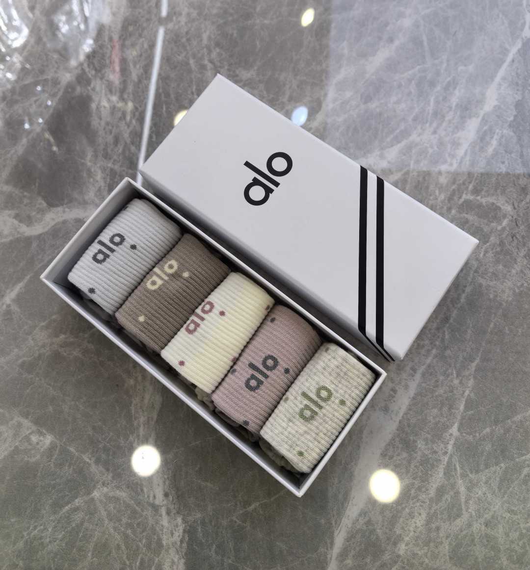 NO:585782,Specially equipped with counter packaging, ALO's new mid-length pile socks!  Five pairs in a box, synchronized tube socks at the counter, big brands going out on the street, a must-have for fashionistas, super easy to match. Socks, stockings, socks, socks19860909特 配专柜包装 ALO 新款中长款堆堆袜袜子！一盒五双,专柜同步筒袜袜子,大牌出街,潮人必备超好搭.袜子,丝袜,袜子,socks,accessory