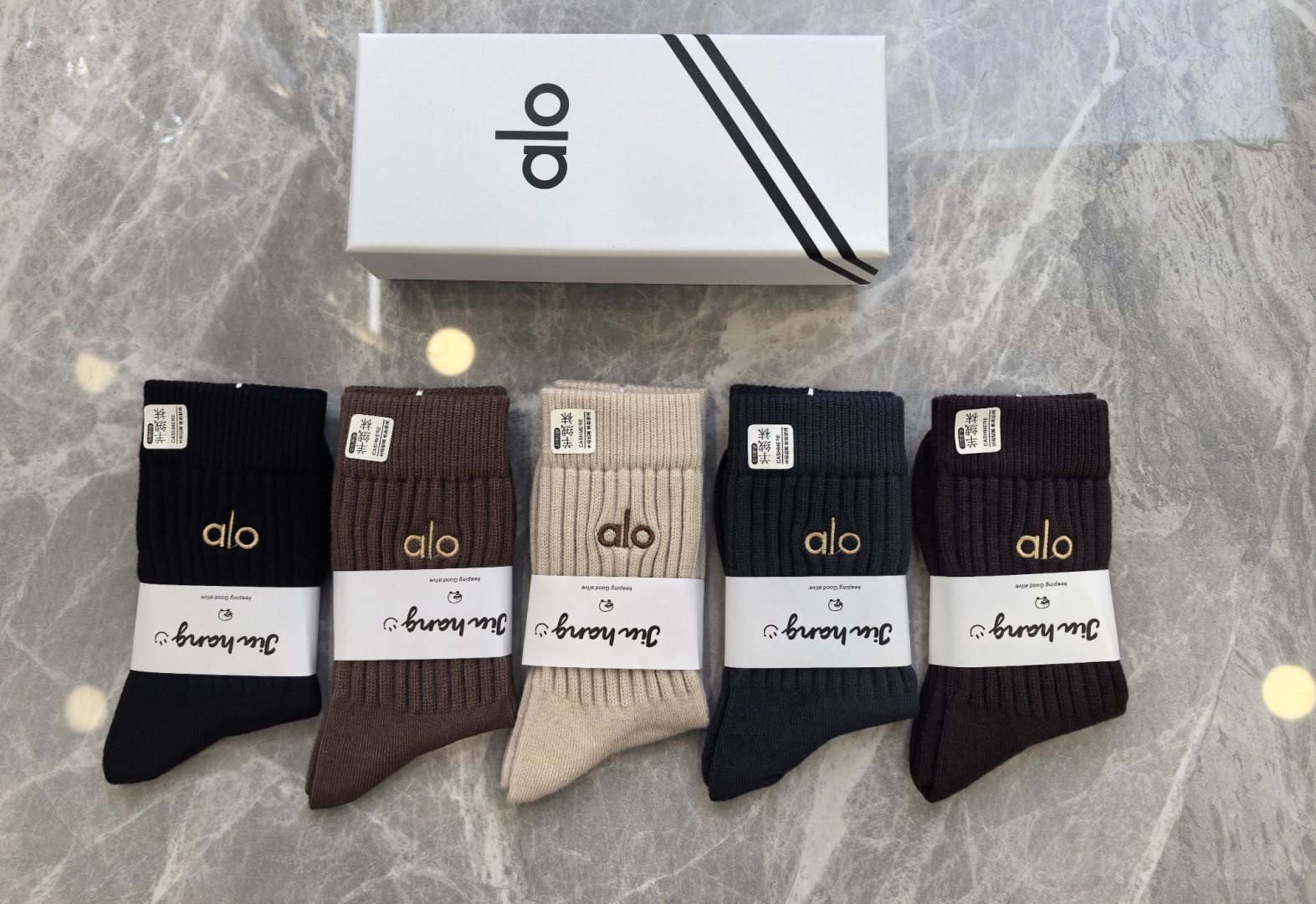NO:585765,Specially packaged ALO's new cashmere embroidered mid-length pile socks!  Five pairs in a box, synchronized tube socks at the counter, big brands going out on the street, must-have socks for fashionistas, stockings, socks, socks19860909特 配包装 ALO 新款羊绒刺绣中长款堆堆袜袜子！一盒五双, 专柜同步筒款袜子,大牌出街,潮人必备超好搭袜子,丝袜,袜子,socks,accessory