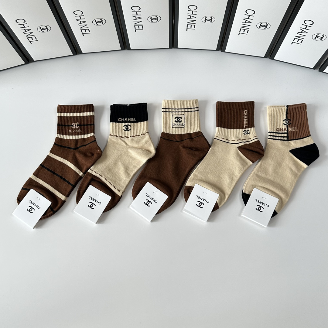 NO:585754,Special packaging Chanel (Chanel) new classic mid-length pile socks!  Five pairs in a box, counter-synchronized tube socks, big brands out on the street, a must-have for fashionistas, super easy to match. Socks, stockings, socks, chanel, chanel, socks19860909特 配包装 Chanel（香奈儿）新款经典中长款堆堆袜袜子！一盒五双, 专柜同步筒袜袜子,大牌出街,潮人必备超好搭.袜子,丝袜,袜子,chanel,chanel,socks,accessory