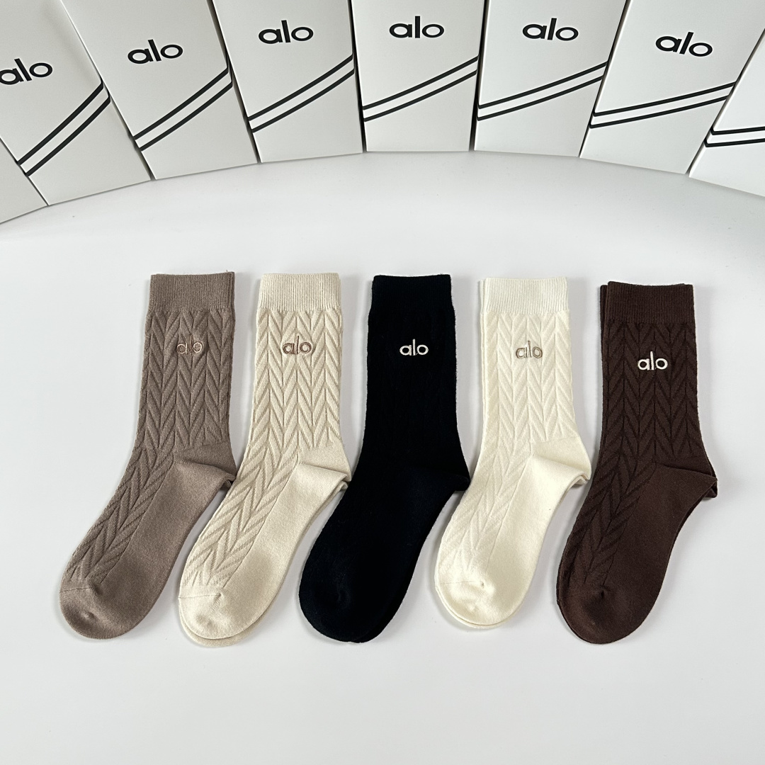 NO:585736,Specially packaged ALO's new cashmere embroidered mid-length pile socks!  Five pairs in a box, synchronized tube socks at the counter, big brands going out on the street, must-have socks for fashionistas, stockings, socks, socks19860909特 配包装 ALO 新款羊绒刺绣中长款堆堆袜袜子！一盒五双, 专柜同步筒款袜子,大牌出街,潮人必备超好搭袜子,丝袜,袜子,socks,accessory
