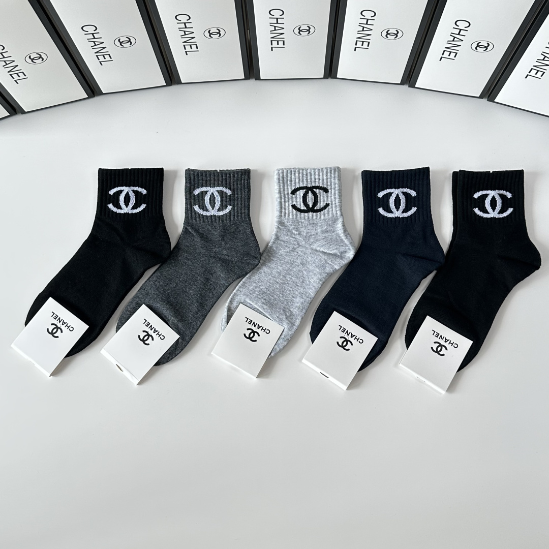 NO:585740,Special packaging Chanel (Chanel) new classic mid-calf socks pile socks!  Five pairs in a box, counter-synchronized tube socks, big brands out on the street, a must-have for fashionistas, super easy to match. Socks, stockings, socks, chanel, chanel, socks19860909特 配包装 Chanel（香奈儿）新款经典中筒袜堆堆袜袜子！一盒五双, 专柜同步筒袜袜子,大牌出街,潮人必备超好搭.袜子,丝袜,袜子,chanel,chanel,socks,accessory