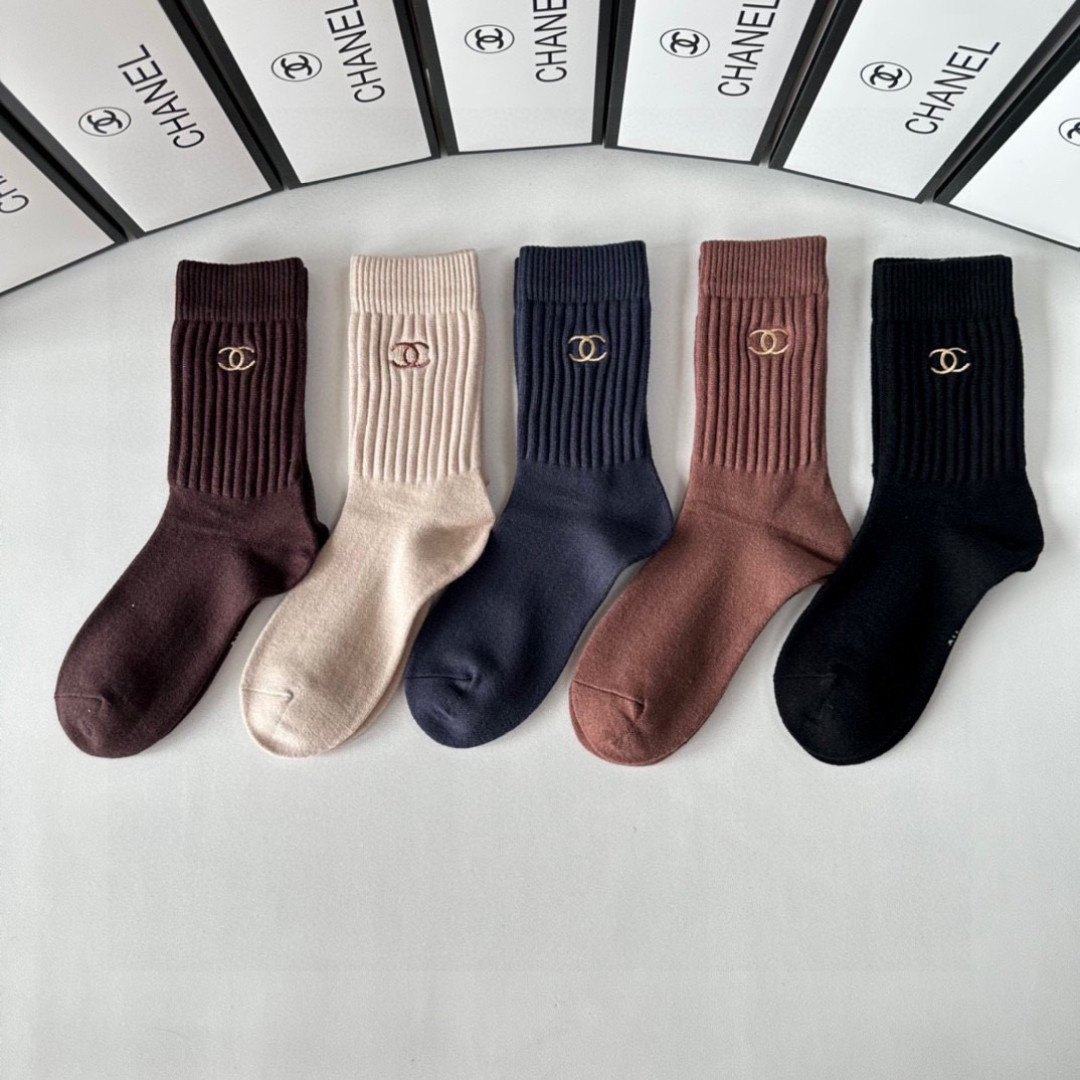 NO:585752,Special packaging Chanel (Chanel) new cashmere mid-length pile socks!  Five pairs in a box, synchronized tube socks at the counter, big brands out on the street, must-have socks for fashionistas, stockings, socks, chanel, chanel, socks19860909特 配包装 Chanel（香奈儿）新款羊绒中长款堆堆袜袜子！一盒五双, 专柜同步筒款袜子,大牌出街,潮人必备超好搭袜子,丝袜,袜子,chanel,chanel,socks,accessory