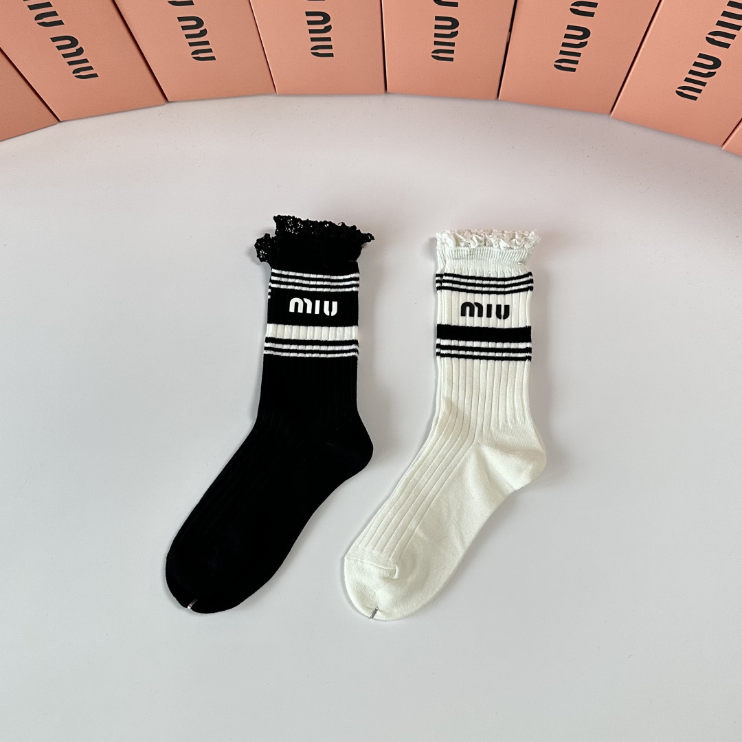 NO:585732,Specially packaged MiuMiu's new classic mid-length accessories socks!  Two pairs in a box, synchronized tube socks at the counter, big brands out on the street, a must-have for fashionistas, super easy to match. Socks, stockings, socks, miumiu, socks19860909特 配包装 MiuMiu（缪缪）新款经典中长款饰品袜堆堆袜袜子！一盒两双, 专柜同步筒款袜子,大牌出街,潮人必备超好搭.袜子,丝袜,袜子,miumiu,socks,accessory