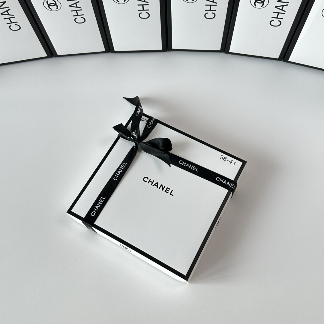 NO:585749,Special counter packaging Chanel (Chanel) new gift box set of mid-length pile socks!  Four pairs in a box, synchronized tube socks at the counter, big brands going out on the street, must-have socks for fashionistas, stockings, socks, chanel, chanel, socks19860909特配专柜包装 Chanel（香奈儿）新款礼盒装中长款堆堆袜袜子！一盒四双,专柜同步筒袜袜子,大牌出街,潮人必备超好搭袜子,丝袜,袜子,chanel,chanel,socks,accessory