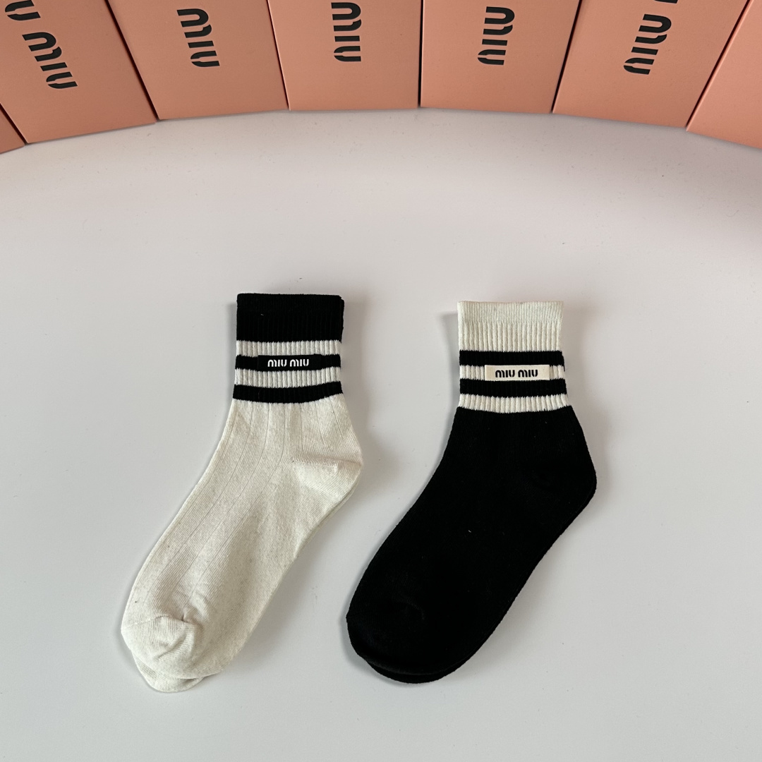 NO:586110,Specially packaged MiuMiu's new classic mid-length accessories socks!  Two pairs in a box, synchronized tube socks at the counter, big brands out on the street, a must-have for fashionistas, super easy to match. Socks, stockings, socks, miumiu, socks19860909特 配包装 MiuMiu（缪缪）新款经典中长款饰品袜堆堆袜袜子！一盒两双, 专柜同步筒款袜子,大牌出街,潮人必备超好搭.袜子,丝袜,袜子,miumiu,socks,accessory
