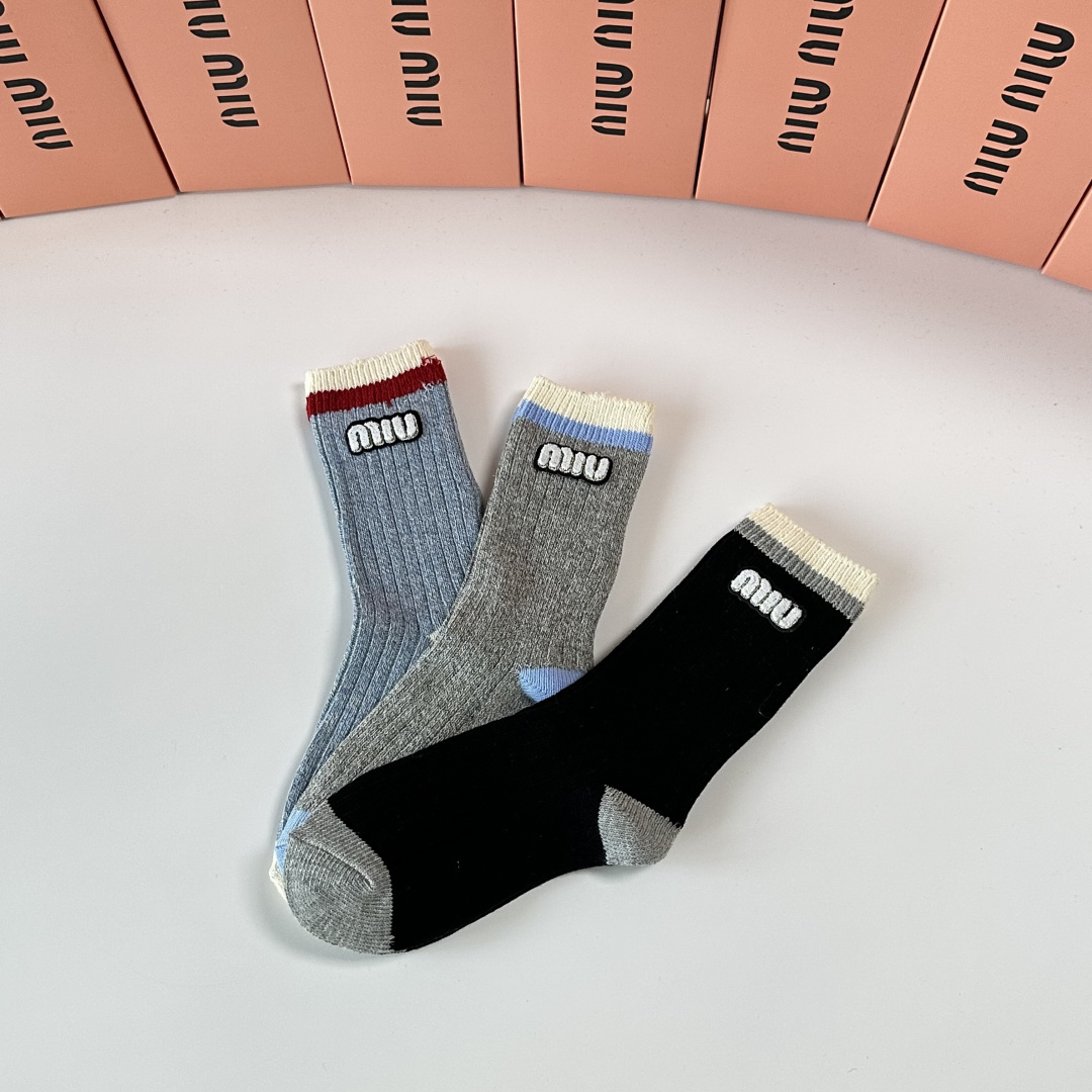 💛配包装MiuMiu（缪缪）新款经典中长款饰品袜堆堆袜袜子！一盒三双， 专柜同步筒款袜子，💛大牌出街，潮
