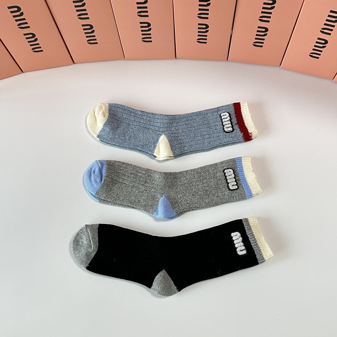 💛配包装MiuMiu（缪缪）新款经典中长款饰品袜堆堆袜袜子！一盒三双， 专柜同步筒款袜子，💛大牌出街，潮