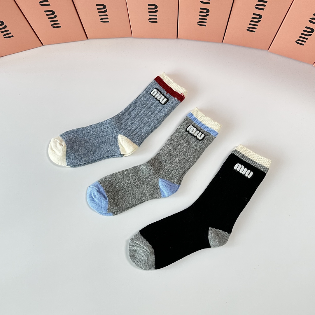 💛配包装MiuMiu（缪缪）新款经典中长款饰品袜堆堆袜袜子！一盒三双， 专柜同步筒款袜子，💛大牌出街，潮