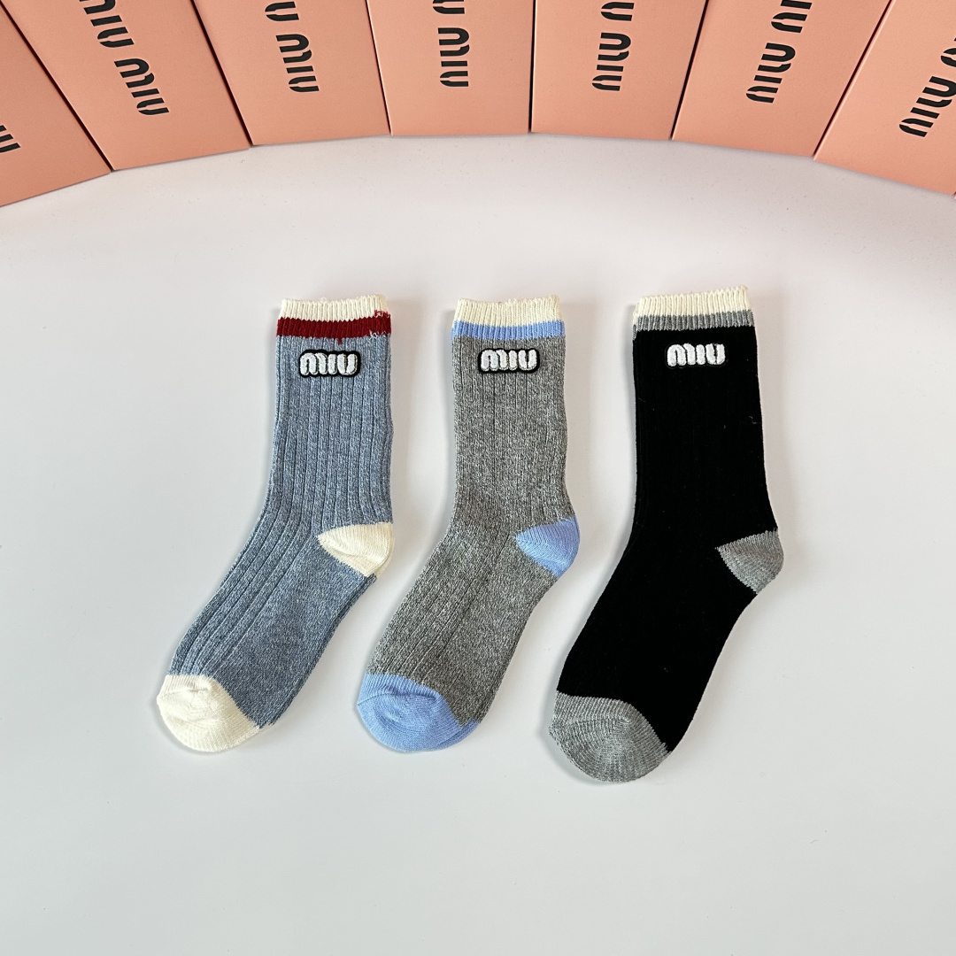 NO:618326,Specially packaged MiuMiu's new classic mid-length accessories socks!  Three pairs in a box, counter-synchronized tube socks, big brands out on the street, a must-have for fashionistas, super easy to match. Socks, stockings, miumiu, socks19860909特 配包装 MiuMiu（缪缪）新款经典中长款饰品袜堆堆袜袜子！一盒三双, 专柜同步筒款袜子,大牌出街,潮人必备超好搭.袜子丝袜,袜子,miumiu,socks,accessory