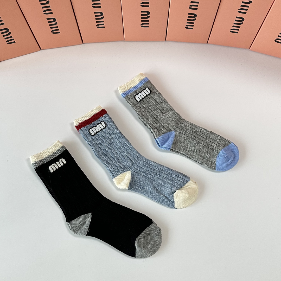 💛配包装MiuMiu（缪缪）新款经典中长款饰品袜堆堆袜袜子！一盒三双， 专柜同步筒款袜子，💛大牌出街，潮