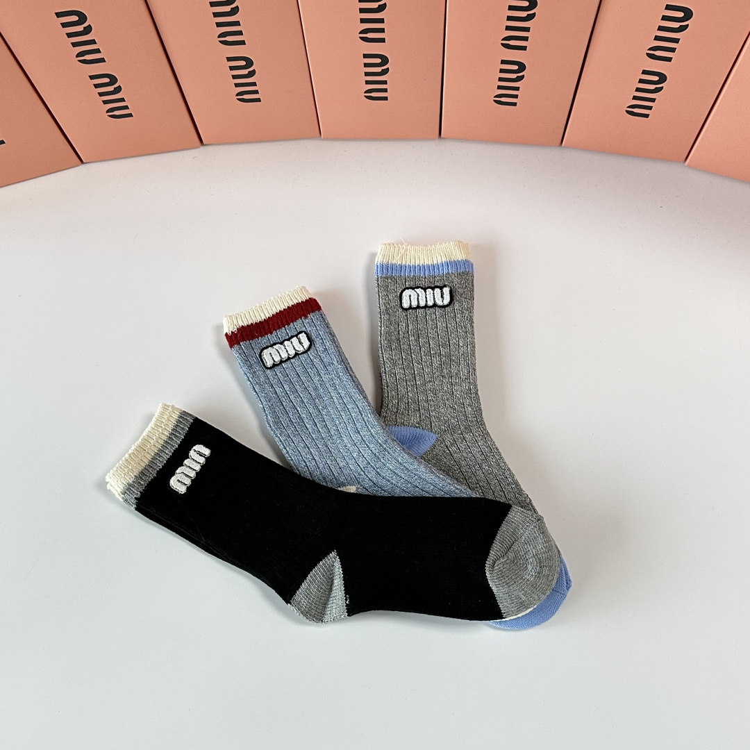 💛配包装MiuMiu（缪缪）新款经典中长款饰品袜堆堆袜袜子！一盒三双， 专柜同步筒款袜子，💛大牌出街，潮