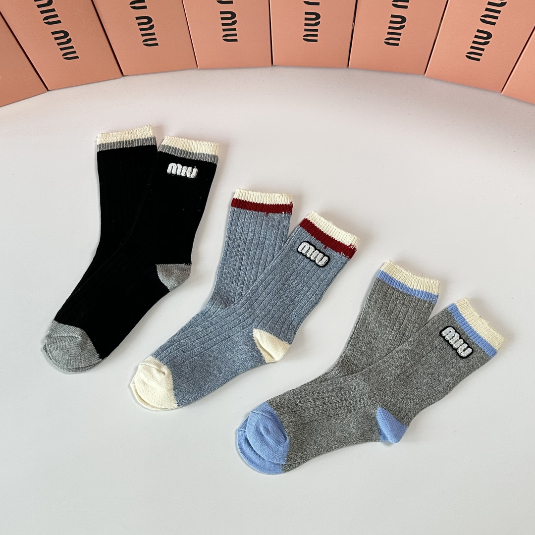 💛配包装MiuMiu（缪缪）新款经典中长款饰品袜堆堆袜袜子！一盒三双， 专柜同步筒款袜子，💛大牌出街，潮