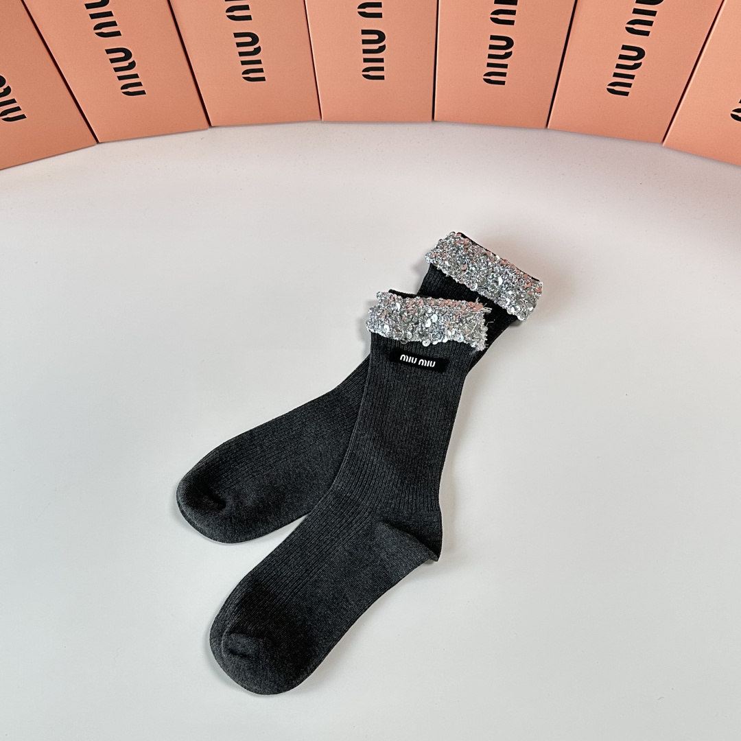 💛配包装MiuMiu（缪缪）新款经典重工饰品袜堆堆袜袜子！一盒一双， 专柜同步筒款袜子，💛大牌出街，潮人